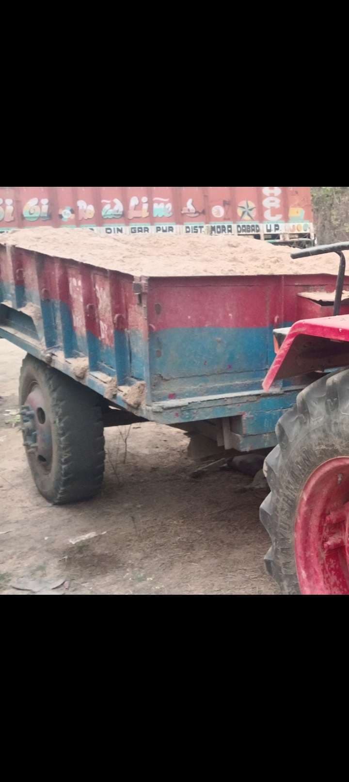 ग्रीन फील्ड के पास बालू लदे तीन ट्रैक्टर बालू, एक गिरफ्तार