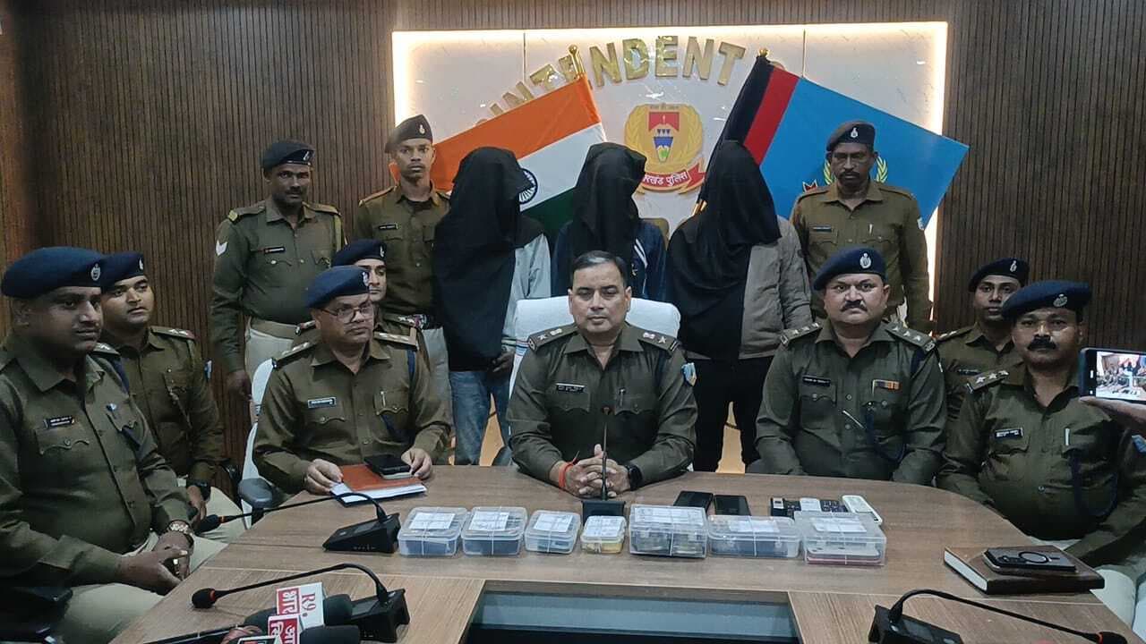 ऑनलाइन गेमिंग के चक्कर में बर्बाद हुआ पोता ने अपने चचेरे दादा का कर दी हत्या, दो पुलिस जवान व एक साइबर अपराधी गिरफ्तार