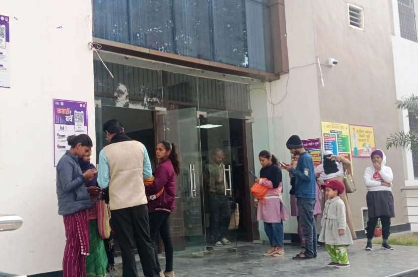 सदर अस्पताल . इलाज कराने की जगह ओटीपी और पर्ची ऑनलाइन कराने में ही मरीज परेशान