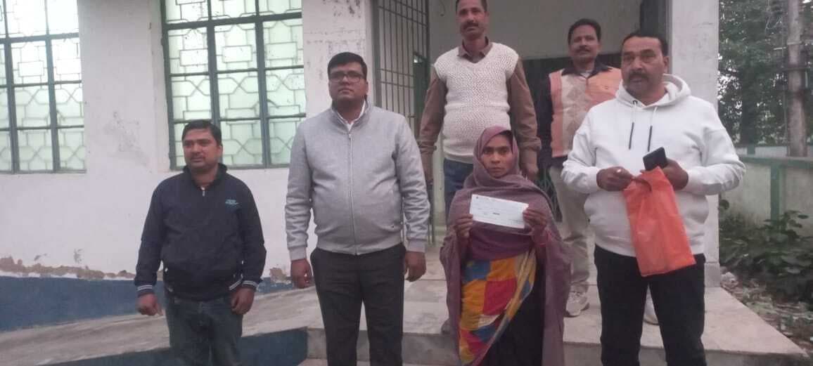 अग्नि पीड़ित परिवार को सीओ ने दिया चेक व राहत समाग्री