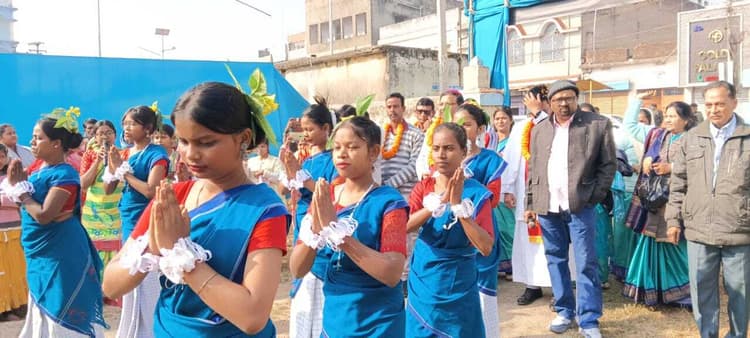 चर्च में प्रभु यीशु के प्रेम गीत, कैरोल गाकर दिया सद्भाव का संदेश