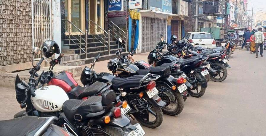 सड़कों पर बेतरतीब खड़े वाहनों से लग रहा जाम