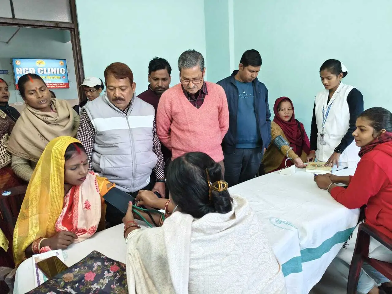 गर्भवती महिलाओं की स्वास्थ्य जांच कर दी गयी दवाई