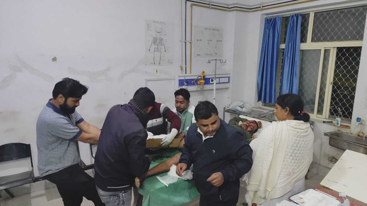 पिकअप ने बाइक में मारी टक्कर, युवक घायल