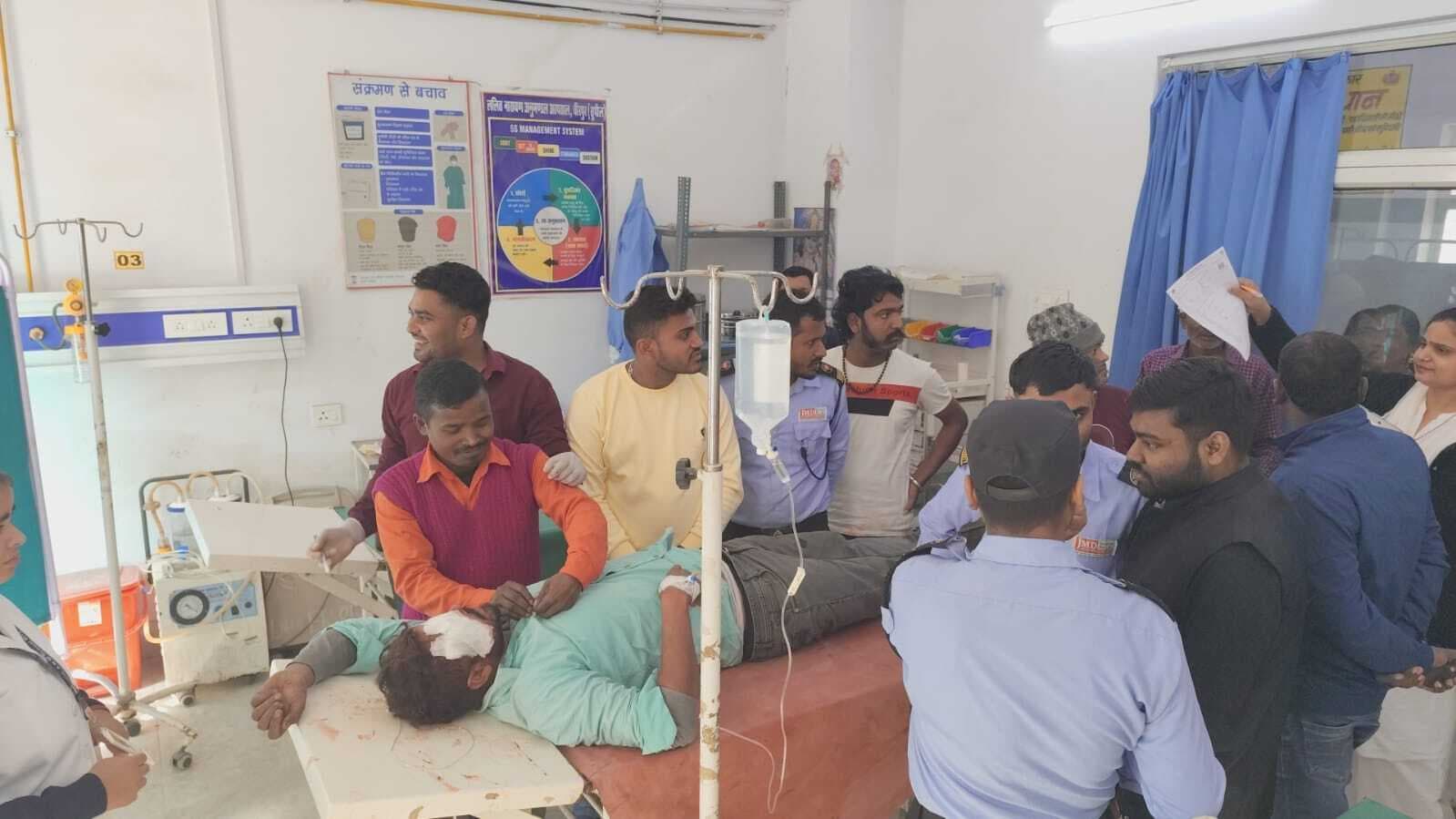 रिक्शा व बाइक में टक्कर, युवक घायल