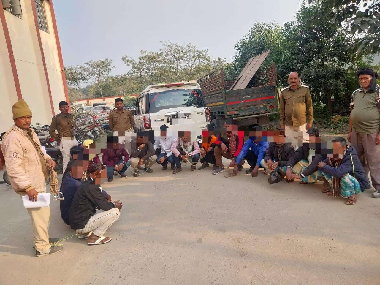 शराब पीने के मामले में 14 लोगों को किया गिरफ्तार