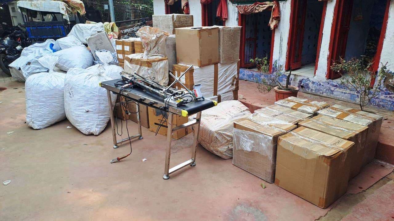 आईटीसी के नकली सिगरेट फैक्ट्री का उद्भेदन, 50 लाख मूल्य का नकली सिगरेट उत्पाद बरामद