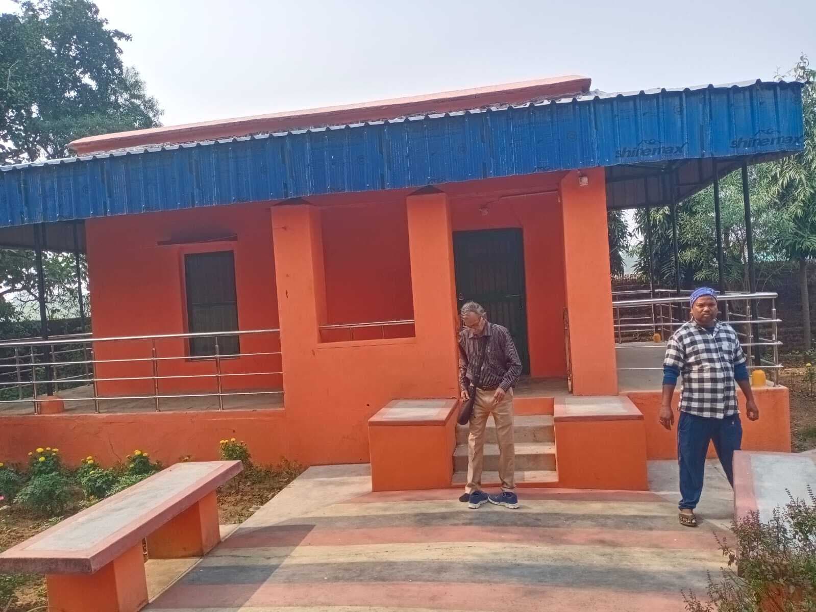 Deoghar news : विश्व प्रसिद्ध कापिल मठ में आलमारी का ताला तोड़कर हजारों की चोरी