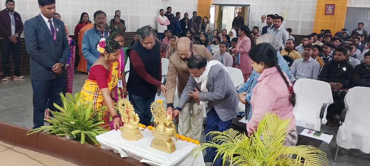 Deoghar news : बीएड व लाइब्रेरी एंड इन्फॉर्मेशन साइंस के नये छात्रों का समारोह में हुआ अभिनंदन