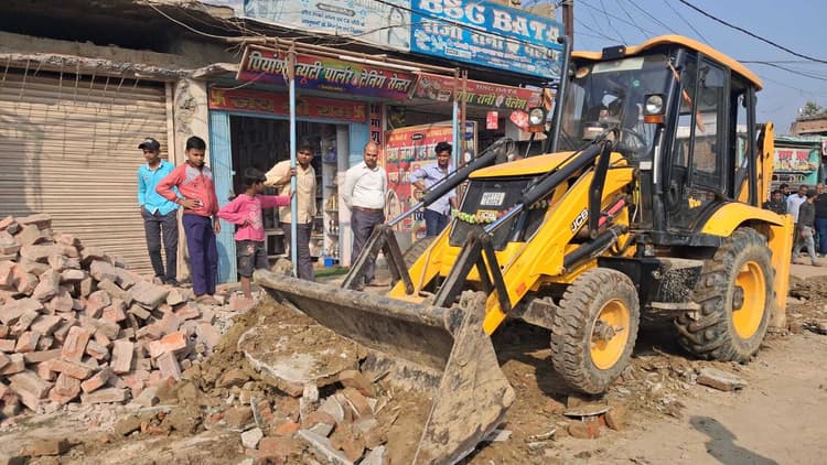 Madhubani News : बेनीपट्टी मुख्यालय बाजार में जेसीबी से हटायी गयी फुटपाथी दुकानें