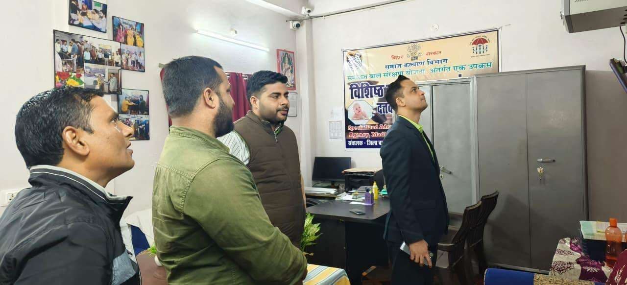 Madhubani News : डीएम ने विशिष्ट दत्तक ग्रहण संस्थान का किया निरीक्षण