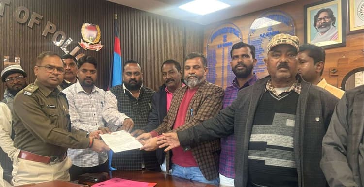 Giridih News :एसपी को ज्ञापन सौंप धनवार थाना प्रभारी को हटाने की मांग