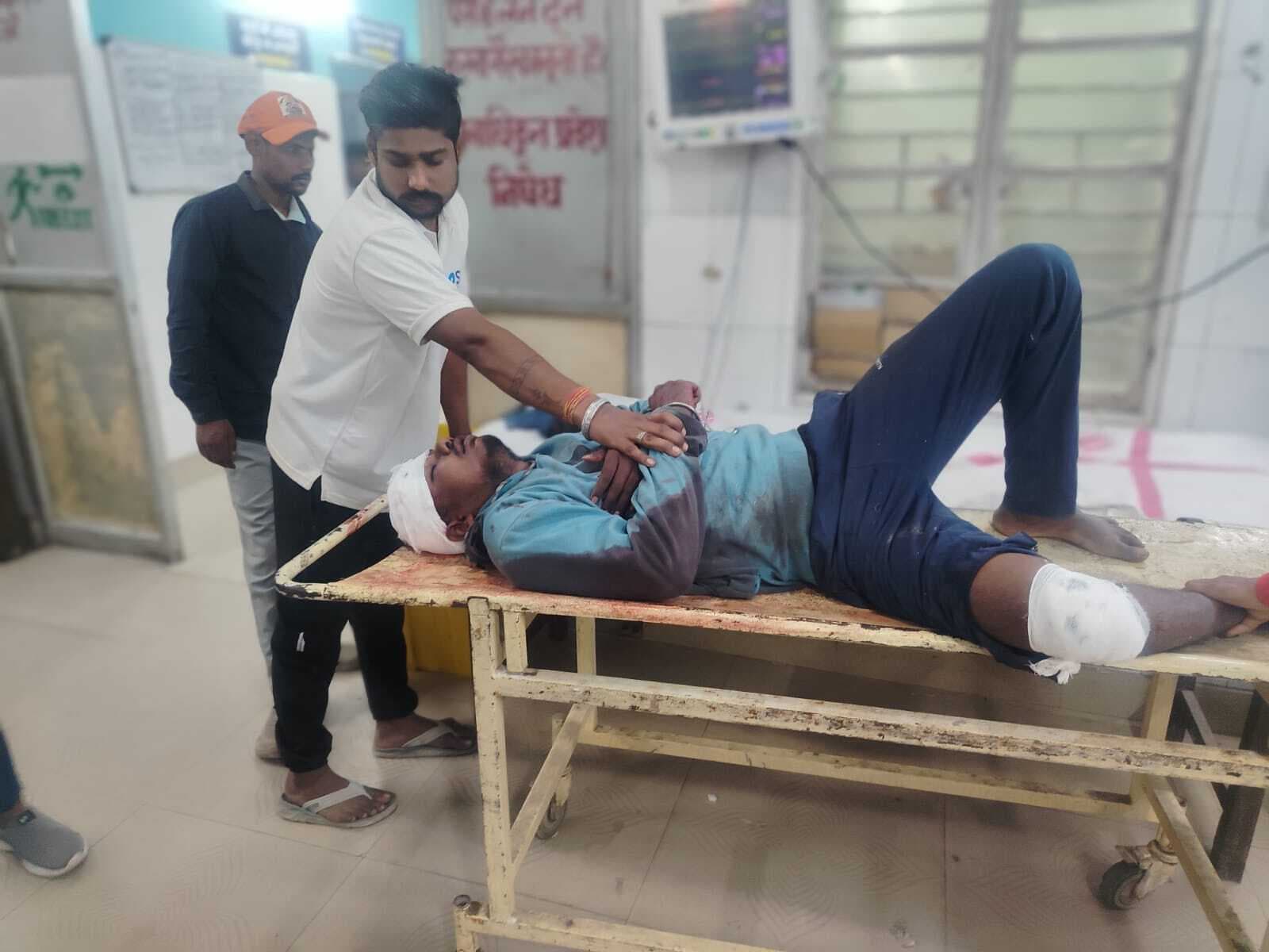 hajipur news. हाइवा की टक्कर से बाइक सवार युवक की मौत, दूसरा जख्मी, विरोध में जाम की सड़क