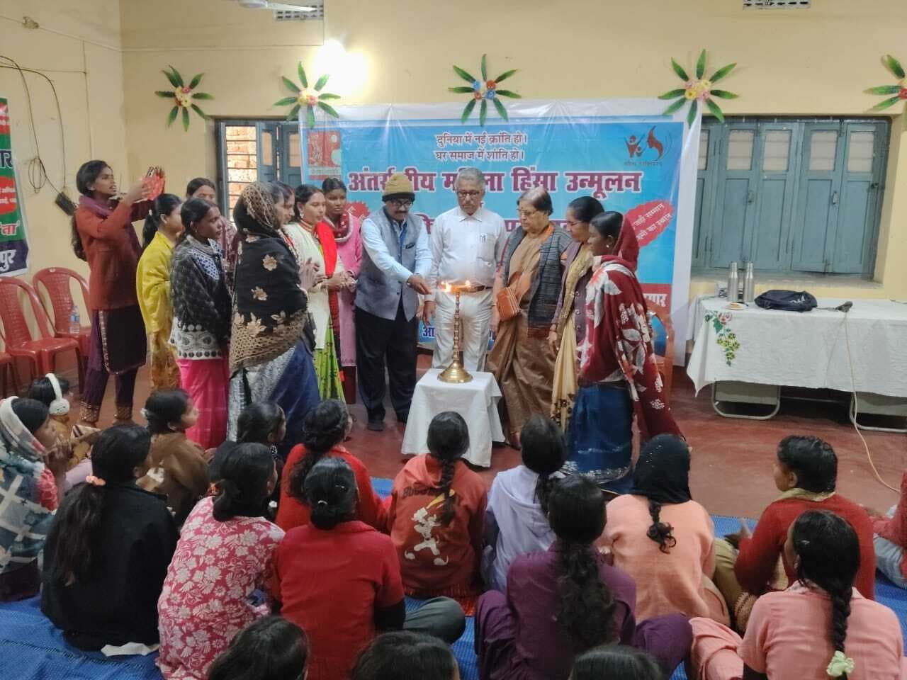 महिलाओं और किशोरियों को सबल बनाने पर जोर