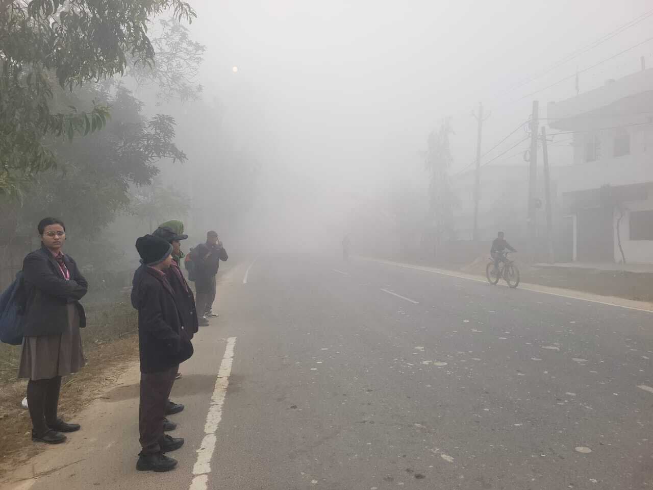 Madhubani News : कुहासा ने लगायी रफ्तार पर ब्रेक, तापमान में गिरावट जारी