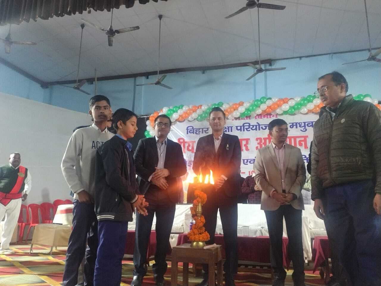 Madhubani News : विज्ञान हमें सोचने की ताकत देता : डीएम