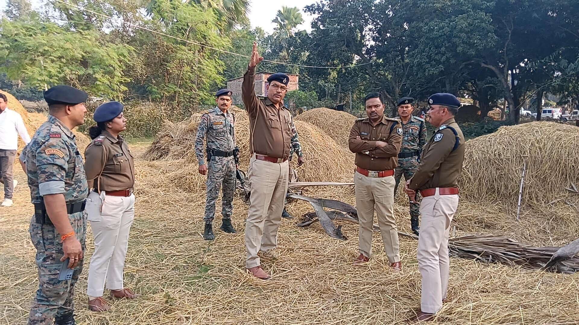 बासोपट्टी में दो दोस्त के शव मिलने पर एसपी ने घटनास्थल का लिया जायजा, उद्भेदन का दिलाया भरोसाफोटो: 14परिचय: मानसिंहपट्टी में घटना स्थल पर जांच करते एसपी योगेद्र कुमारप्रतिनिधि, बासोपट्टीथाना क्षेत्र के मानसिंहपट्टी गांव के दो युवक की संदिग्ध स्थिति में शव मिलने पर एसपी योगेंद्र कुमार ने घटनास्थल पर पहुंचे. बुधवार को दोनों घटनास्थल पर परिजनों से घटना की जानकारी ली. मृतक सिकंदर सहनी एवं दिनेश मंडल के परिजनों से मिलकर सांत्वना दी. उन्होंने एक सप्ताह के अंदर कार्रवाई का भरोसा दिलाया.एसपी सबसे पहले मानसिंहपट्टी गांव के निकट आम के बगीचे के पास सुनसान जगह से शव बरामद स्थल पर पहुंचे. इसके बाद दोनों मृतक दिनेश मंडल और सिकंदर सहनी के परिजनों से मिले. इसके बाद कौआहा गांव के निकट निजी स्कूल के पास पहुंचकर घटना की जानकारी ली. एसपी ने कहा कि हर हाल में दोषियों को बक्शा नहीं जायेगा. दो दोस्त की मौत मामले में जयनगर डीएसपी के नेतृत्व में एसआइटी टीम गठित की गयी है. पुलिस विभिन्न बिंदुओं पर तकनीकी अनुसंधान की मदद भी ले रहे. मौके पर डीएसपी राघव दयाल, सर्किल इंस्पेक्टर संजय कुमार सिंह, थानाध्यक्ष विकास कुमार, एसआई प्रिया कुमारी, सुशील कुमार सहित कई अधिकारी मौजूद थे. घटना स्थल पर एसपी ने अधिकारियों को घटना का अविलंब उद्भेदन करने का निर्देश दिया है. बताते चलें कि बीते मंगलवार को मानसिंहपट्टी गांव में रहने वाले दिनेश मंडल (25) का शव कौआहा गांव के निकट पेड़ से लटके अवस्था में मिला था. जो मामला संदिग्ध है. वहीं, मानसिंहपट्टी निवासी शिवजी सहनी के पुत्र सिकंदर सहनी (25) का शव गांव के आम बगीचे के निकट सुनसान जगह पुआल के पास से शव बरामद हुआ. उसकी तेज हथियार से गोदकर हत्या की आशंका व्यक्त की गयी है. दोनों युवक के दोस्ती या कोई कनेक्शन की गहन जांच में पुलिस जुटी है. हालांकि पुलिस ने अभी घटना को संदिग्ध बताते हुए अविलंब घटना का खुलासा करने का दावा किया है. एसपी ने मृतक के परिजन से घटना के संबंध में जानकारी से अवगत हुए. मानसिंहपट्टी निवासी मृतक युवक सिकंदर सहनी की शादी करीब चार वर्ष पूर्व हुई थी. उनके एक तीन माह की बच्ची भी है. एसपी बच्चे एवं परिजन से मिलकर भावुक हुए. उन्होंने कहा कि दो दोस्त युवक की मौत मामले में एक की हत्या का आशंका व्यक्त किया गया है तो वहीं दूसरे का शव पेड़ से लटके हुए अवस्था में मिलना फिलहाल संदिग्ध है. जिस पर गहन जांच चल रही है. दोषियों को चिह्नित कर शीघ्र सजा दिलायी जायेगी.