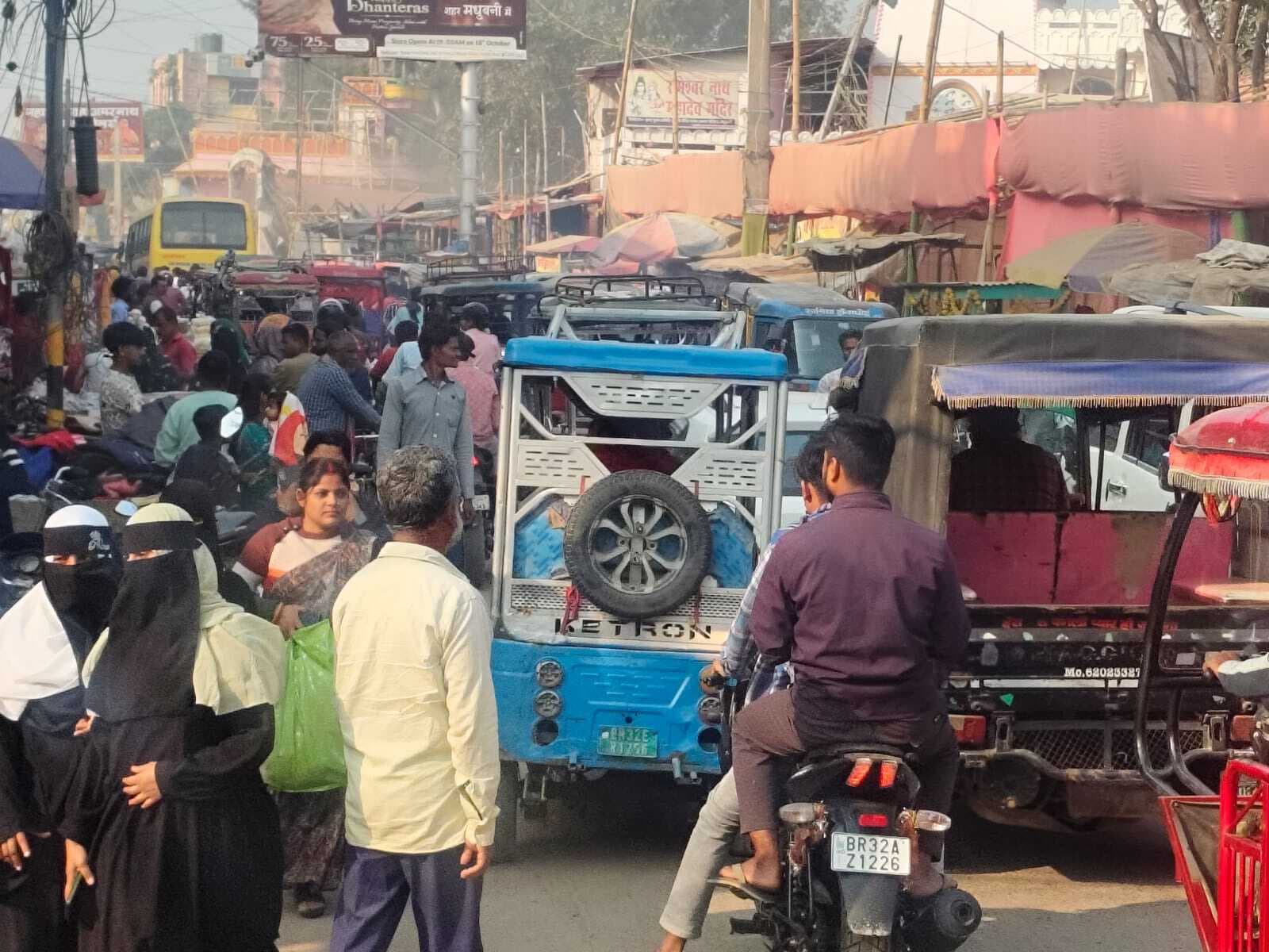 Madhubani News : पार्किंग के अभाव में जाम से हलकान हो रहे शहरवासी