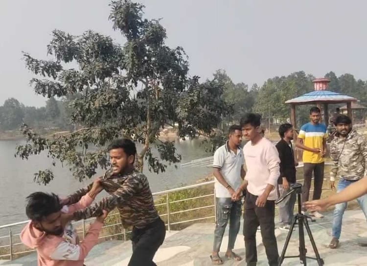 Giridih News :खंभरा इको पार्क घूमने आये युवकों के दो गुटों के बीच मारपीट