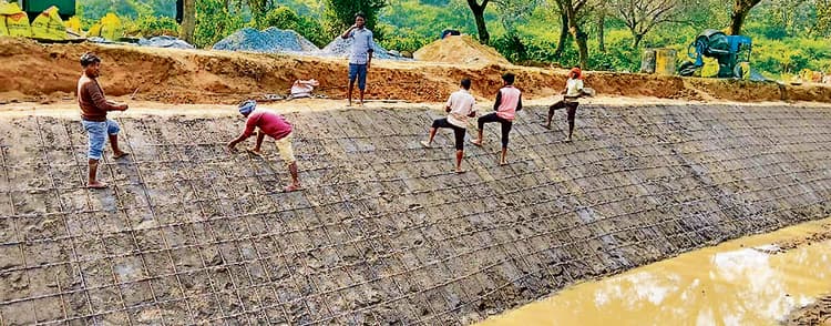 Bokaro News : नहर की मरम्मत में गुणवत्ता की अनदेखी का आरोप