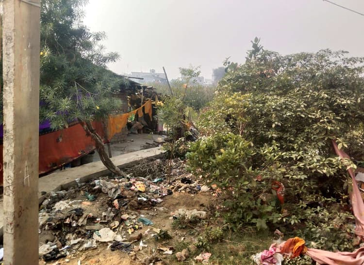 वार्ड नंबर नौ के बड़ी पोखर पर अतिक्रमणकारियों का कब्जा