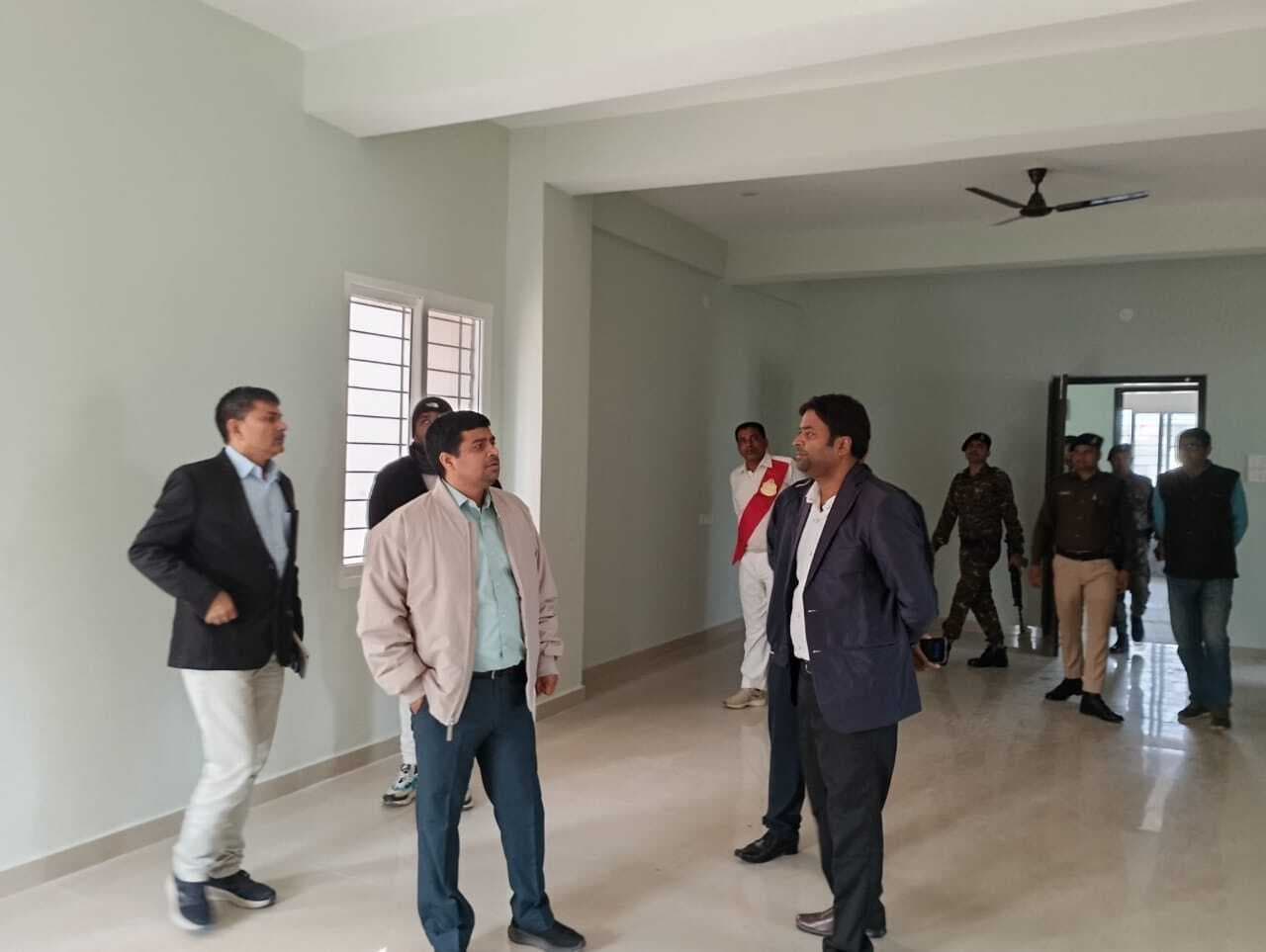 डीएम ने नवनिर्मित शिक्षा भवन का किया निरीक्षण, सौंदर्यीकरण व आधारभूत संरचना को बेहतर बनाने के निर्देश