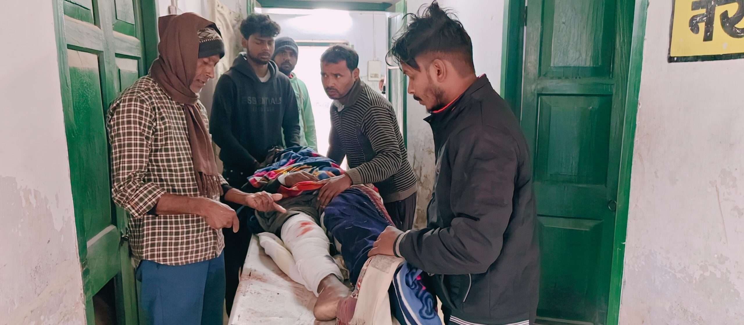 घने कोहरे में डिवाइडर से टकराई बाइक, युवक घायल