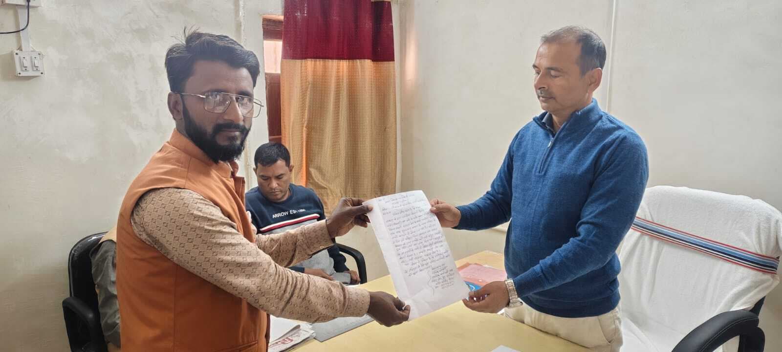 बाजार व हाट में खुले आम बेचा जा रहा प्रतिबंधित मछलियां, प्रशासन से कार्रवाई की मांग