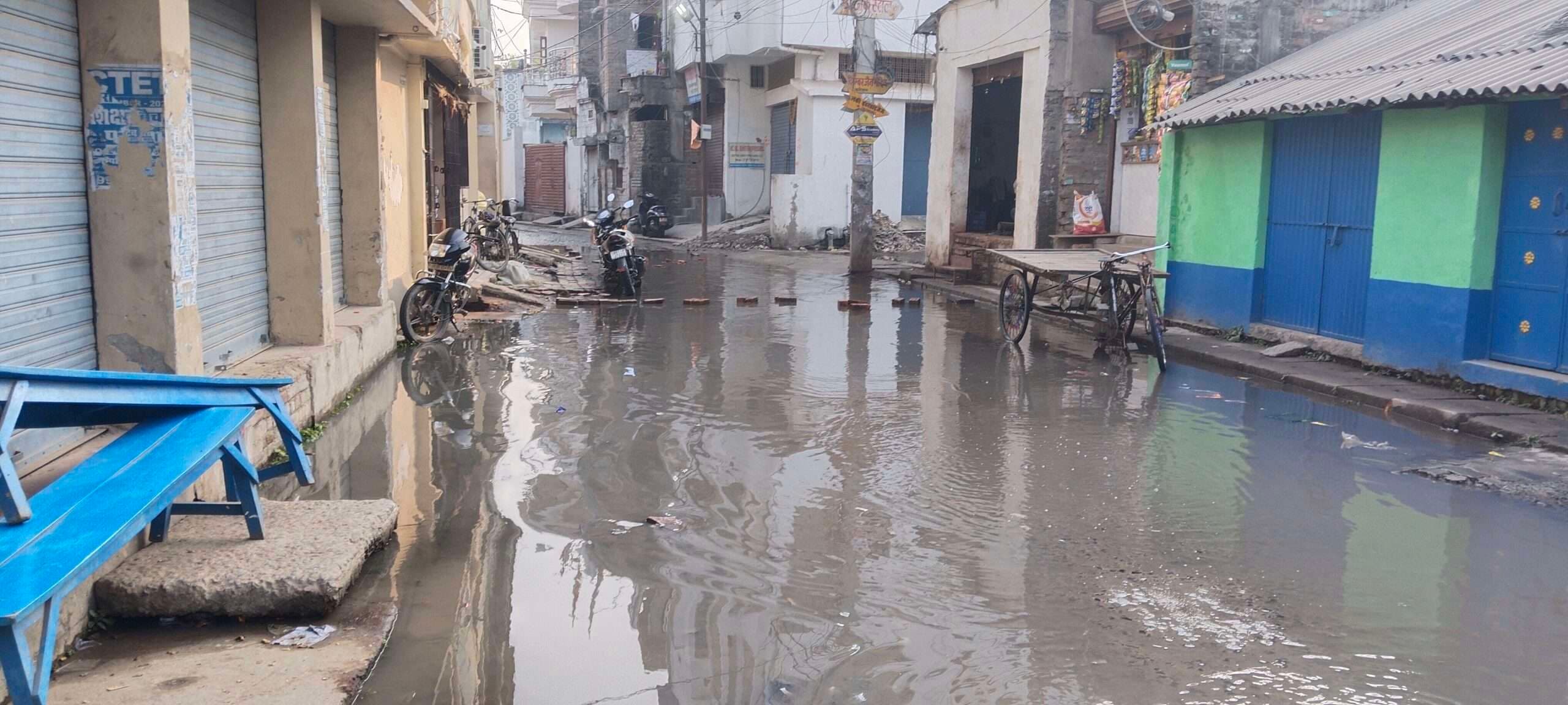 नाला का गंदा पानी सड़क पर बहने से लोगों में आक्रोश