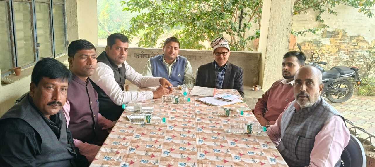 गढ़ बरुआरी रेलवे स्टेशन पर एससीसी की बैठक, यात्रियों की सुविधाओं को लेकर कई प्रस्ताव पारित