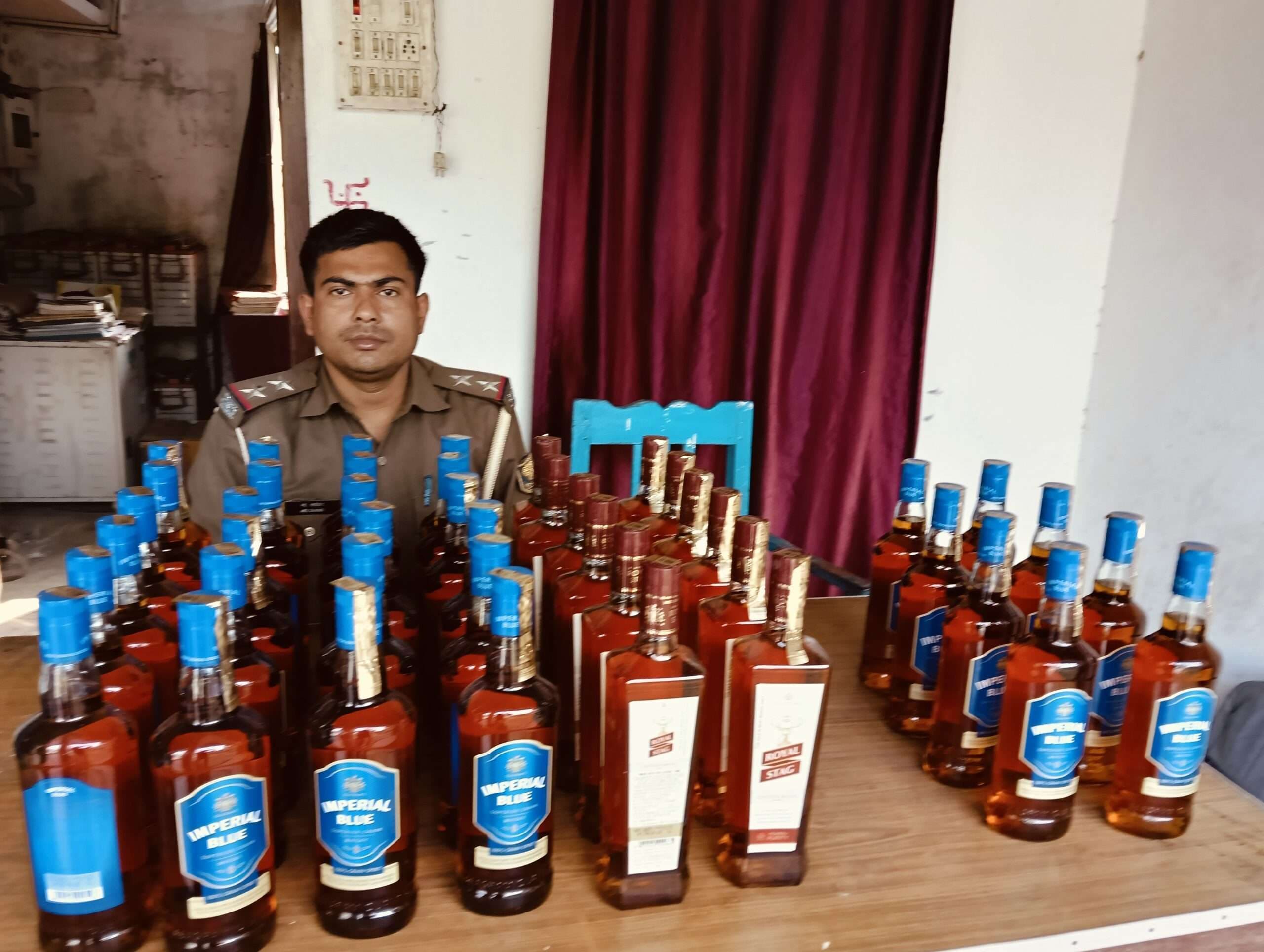 शराब के साथ पांच तस्कर गिरफ्तार, ऑटो जब्त