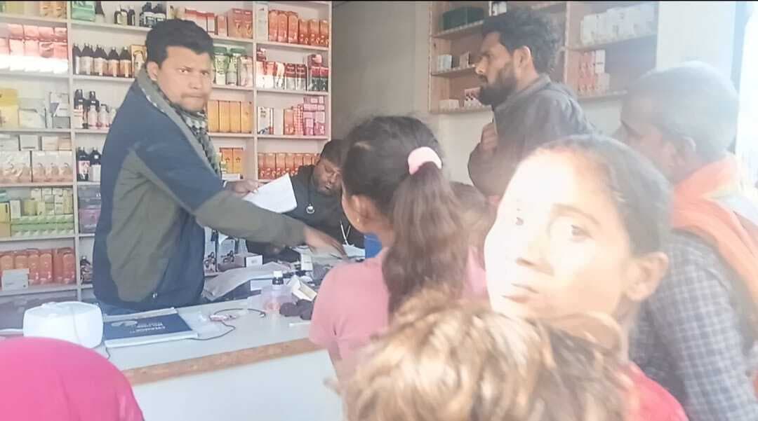 ओपीडी छोड़ निजी क्लिनिक में सेवा देते देखे गये चिकित्सक