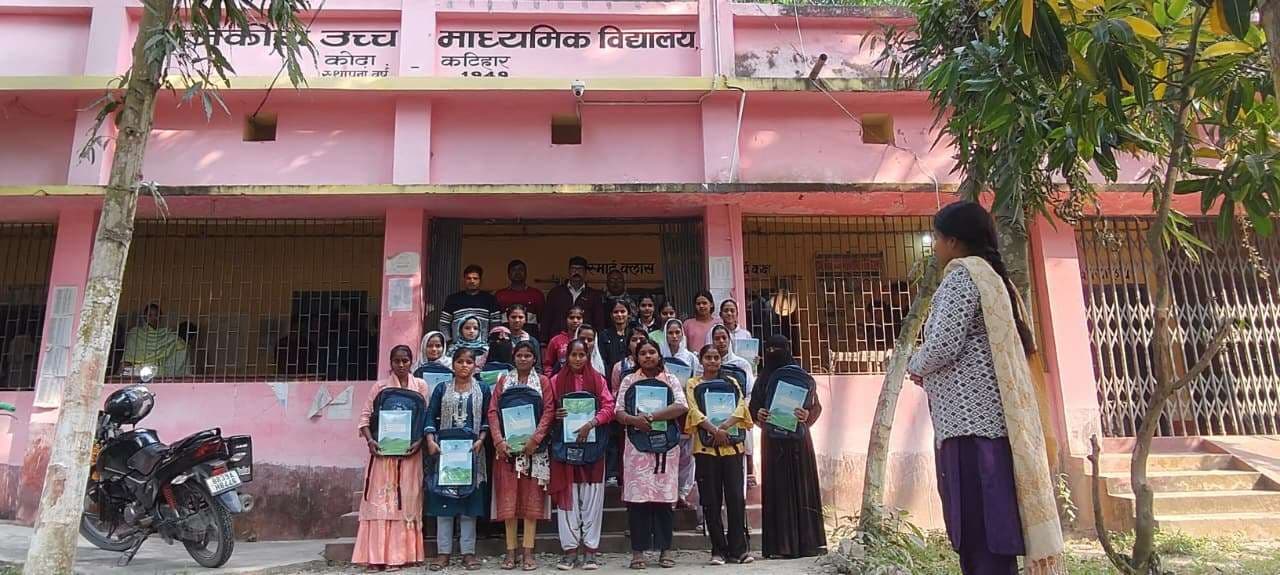 शिक्षा सत्र की बेहतर शुरुआत, छात्रों को बैग व कॉपी बांटी