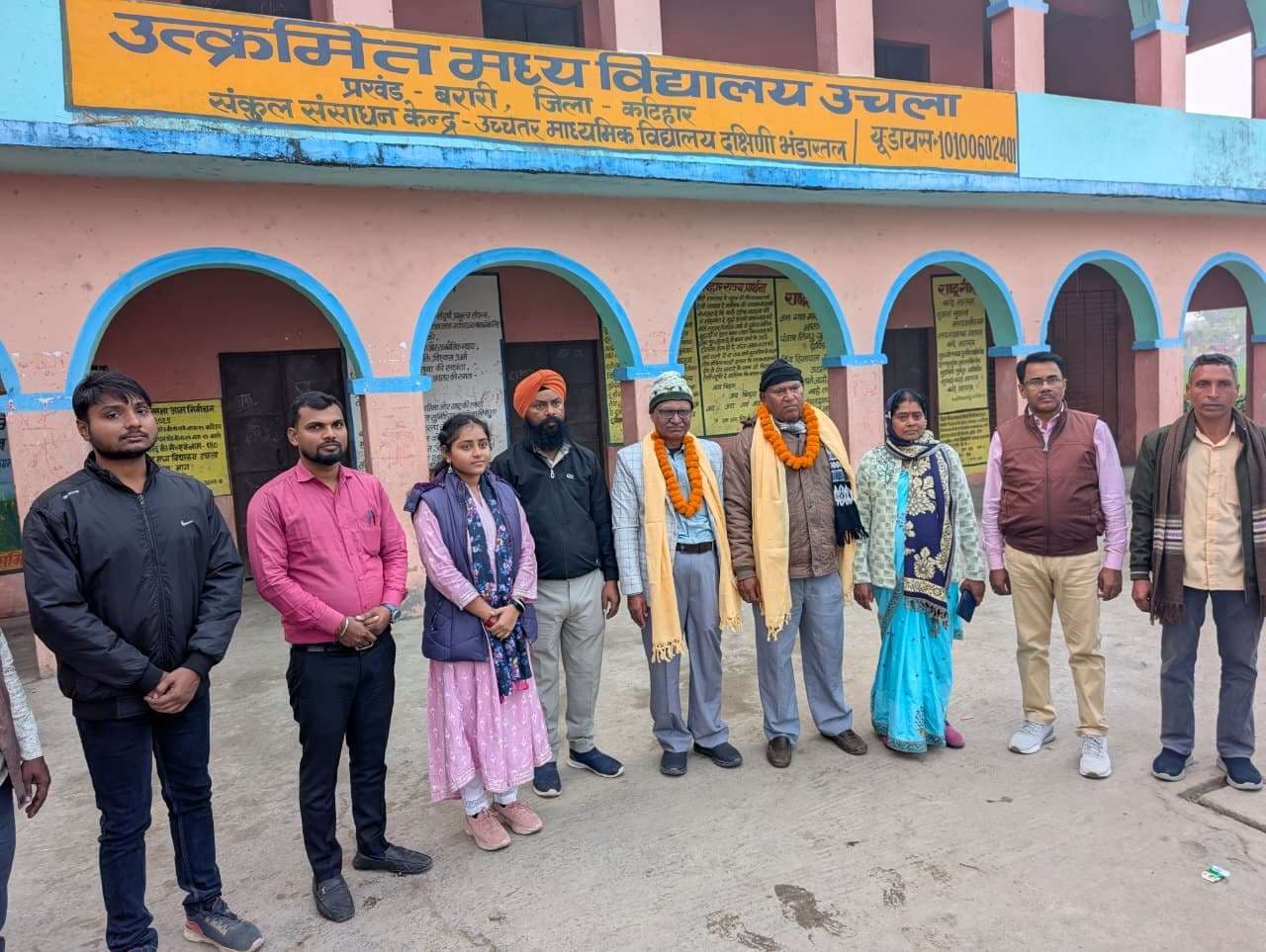 प्रधानाध्यापक को सेवानिवृति पर दी गयी विदाई