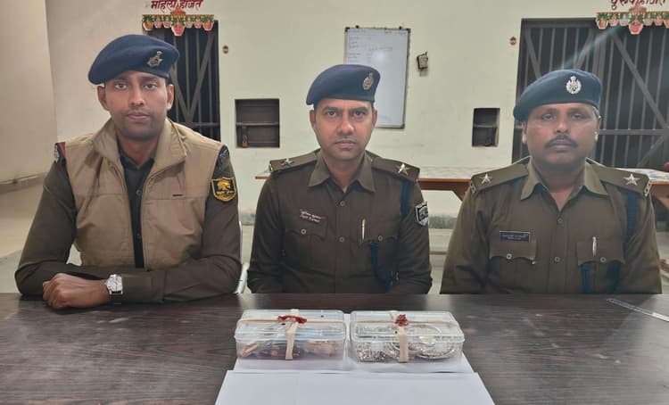 कोढ़ा पुलिस ने झारखंड पुलिस को सौंपप भारी मात्रा में ज्वैलरी