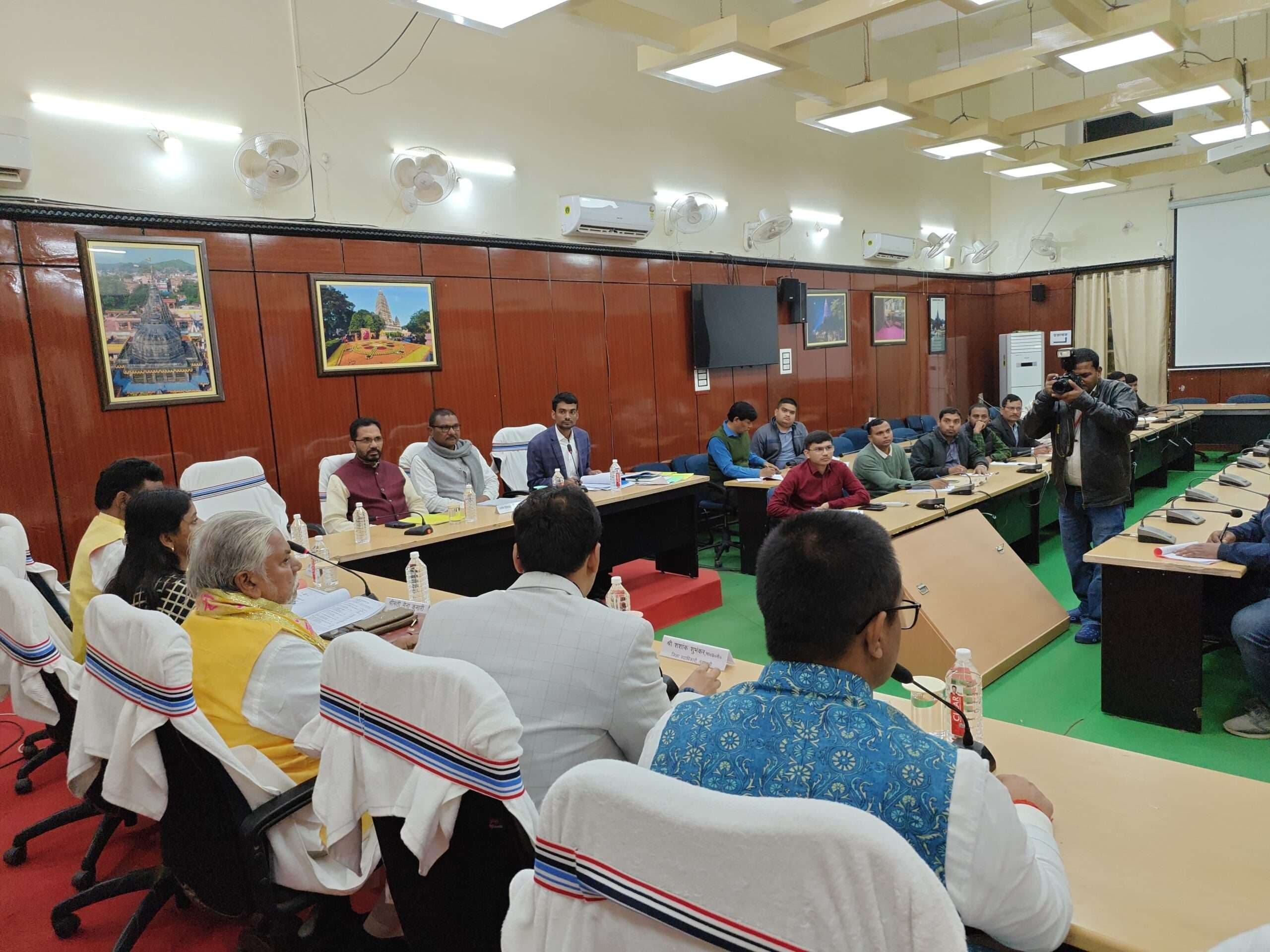 कृषकों को उर्वरक उपलब्धता के लिए टीम बनाएं