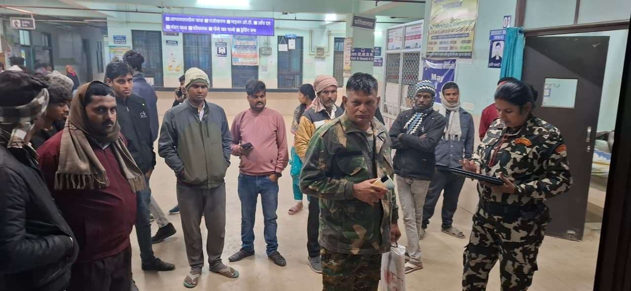 बाइक सवार दंपत्ति ने पिकअप में मारी ठोकर, पत्नी की मौत, पति गंभीर