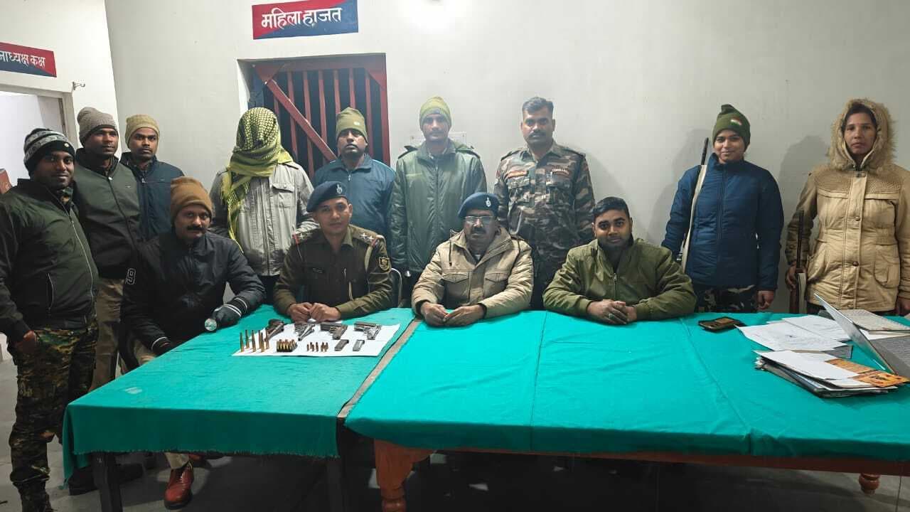 छापेमारी में चार हथियार व भारी मात्रा में कारतूस बरामद, एक गिरफ्तार