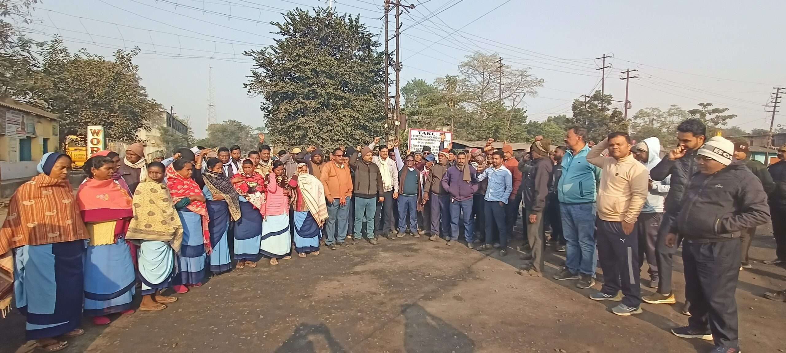 Deoghar news : वेतन भुगतान में विलंब होने से कोयला कर्मियों में आक्रोश, निकाला विरोध मार्च