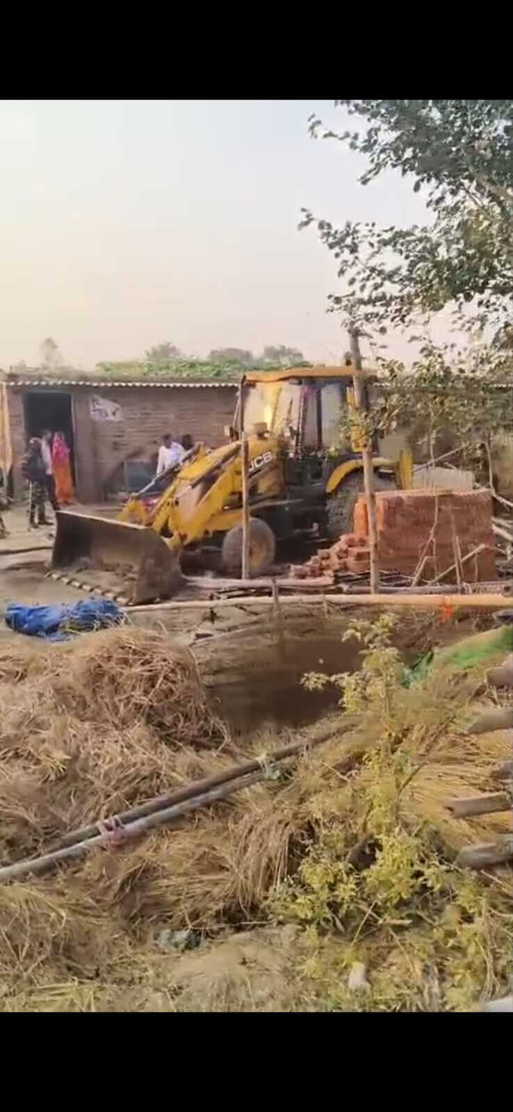 दाबिल पंचायत में चला जेसीबी, सरकारी भूमि को कराया खाली