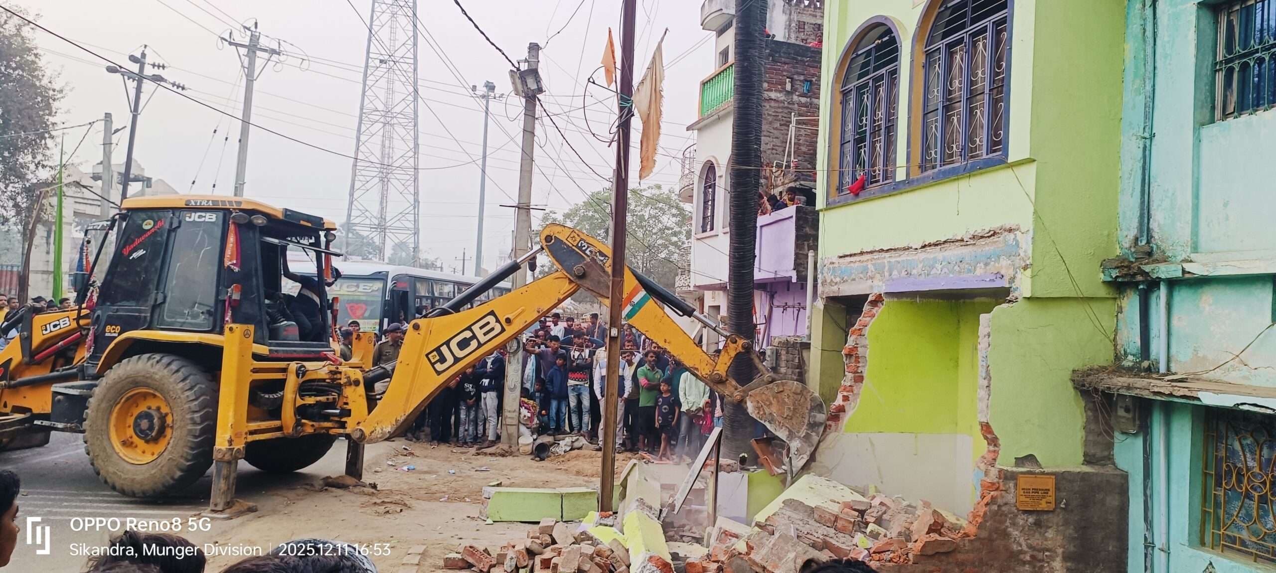 सिकंदरा में दूसरे दिन भी अतिक्रमण के खिलाफ चला बुलडोजर