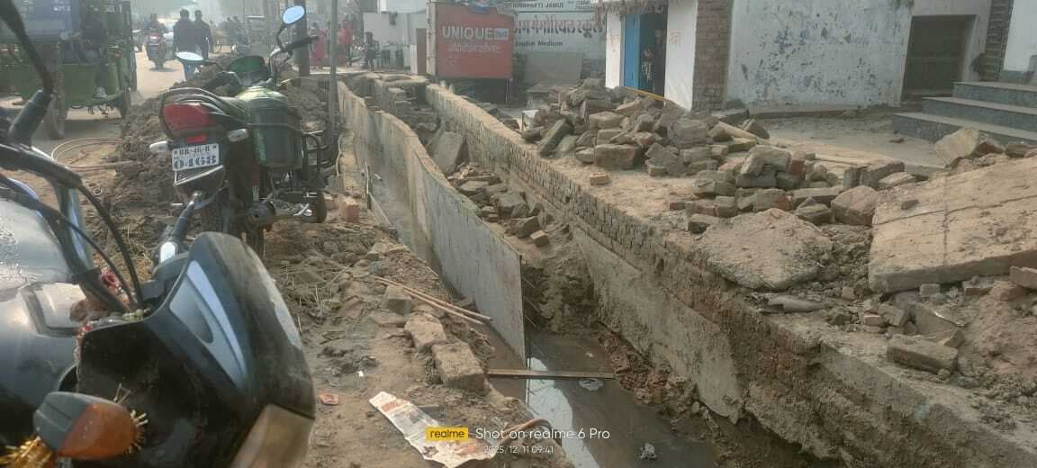 बिना योजना का बोर्ड लगाये हो रहा है नाला का निर्माण