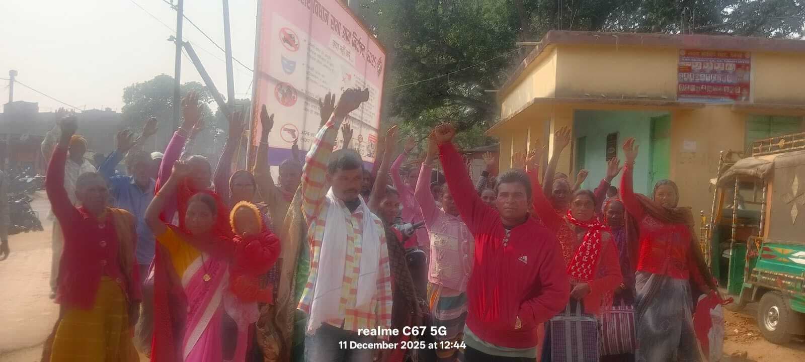 तीन माह से राशन नहीं मिलने पर आदिवासी महिलाओं ने किया हंगामा