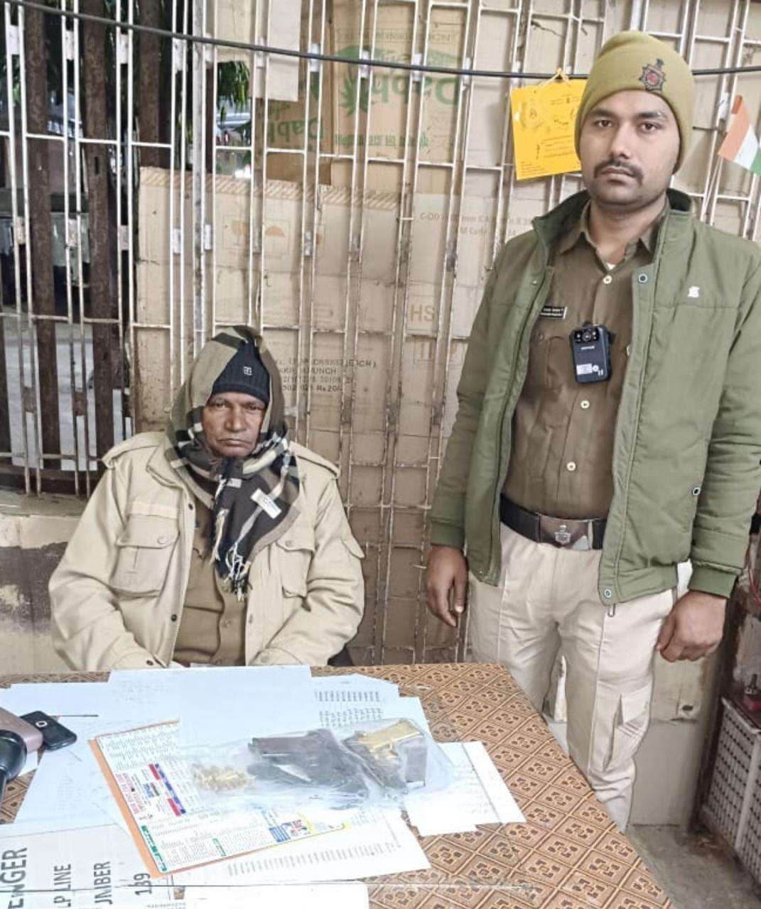 मौर्या एक्सप्रेस के एसी-1 कोच से पिस्टल व कारतूस बरामद