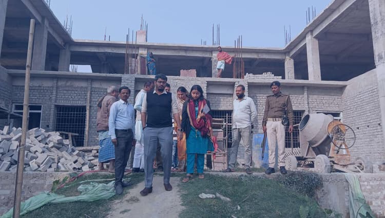 Madhubani News : एसडीएम ने पंचायत सरकार भवन का किया निरीक्षण