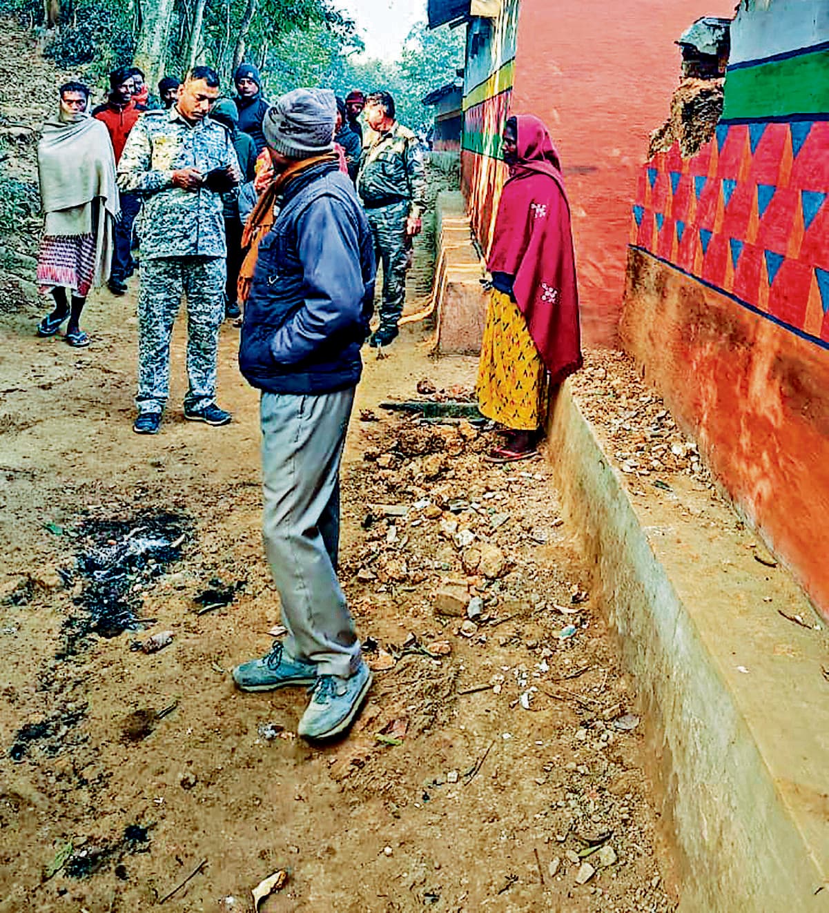 Seraikela Kharsawan News : हाथी ने चार घरों को तोड़ अनाज खाया, ग्रामीणों ने वन कर्मियों को बंधक बनाया