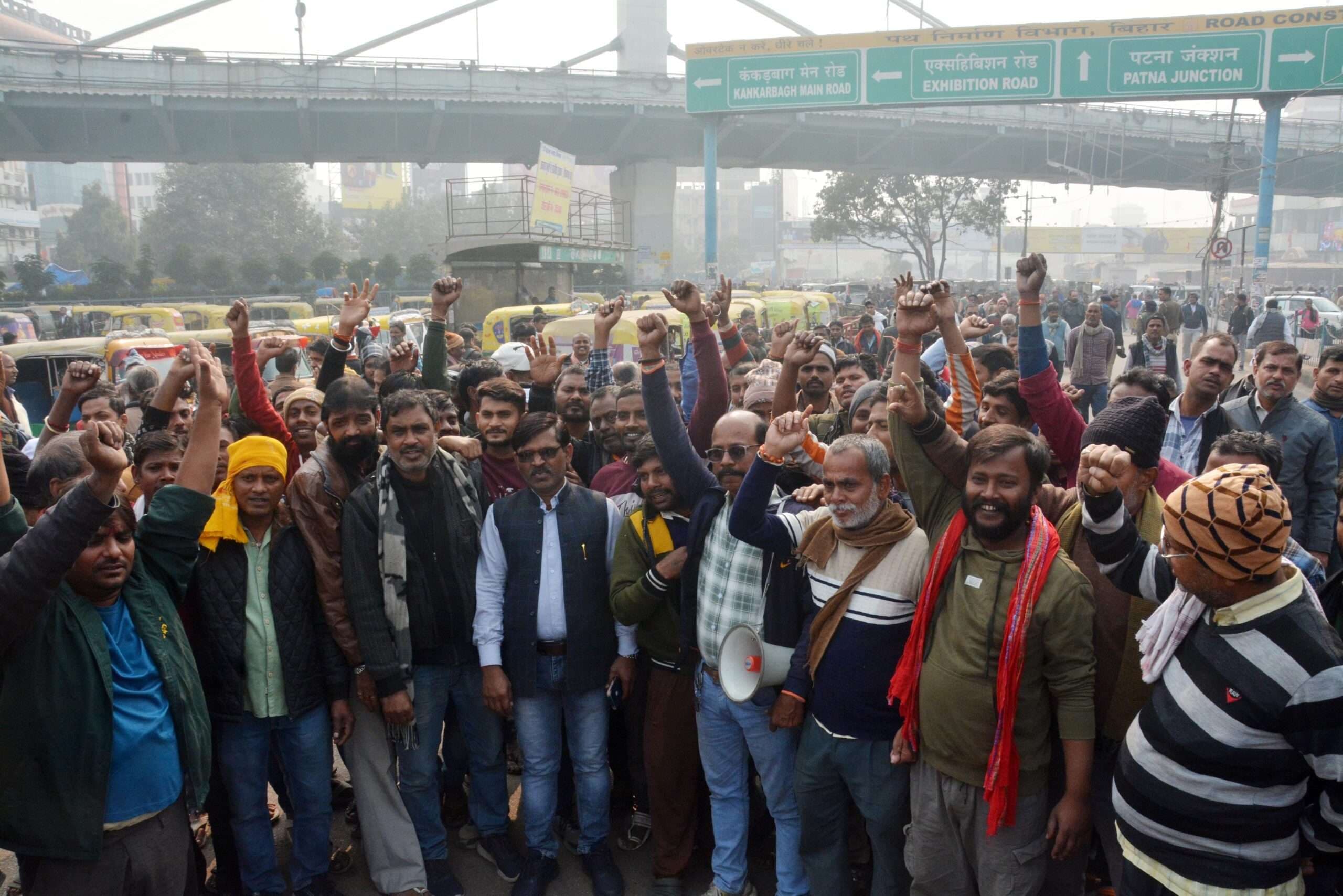 टाटा पार्क में जगह नहीं रहने पर ऑटो चालकों ने छह घंटे किया परिचालन ठप