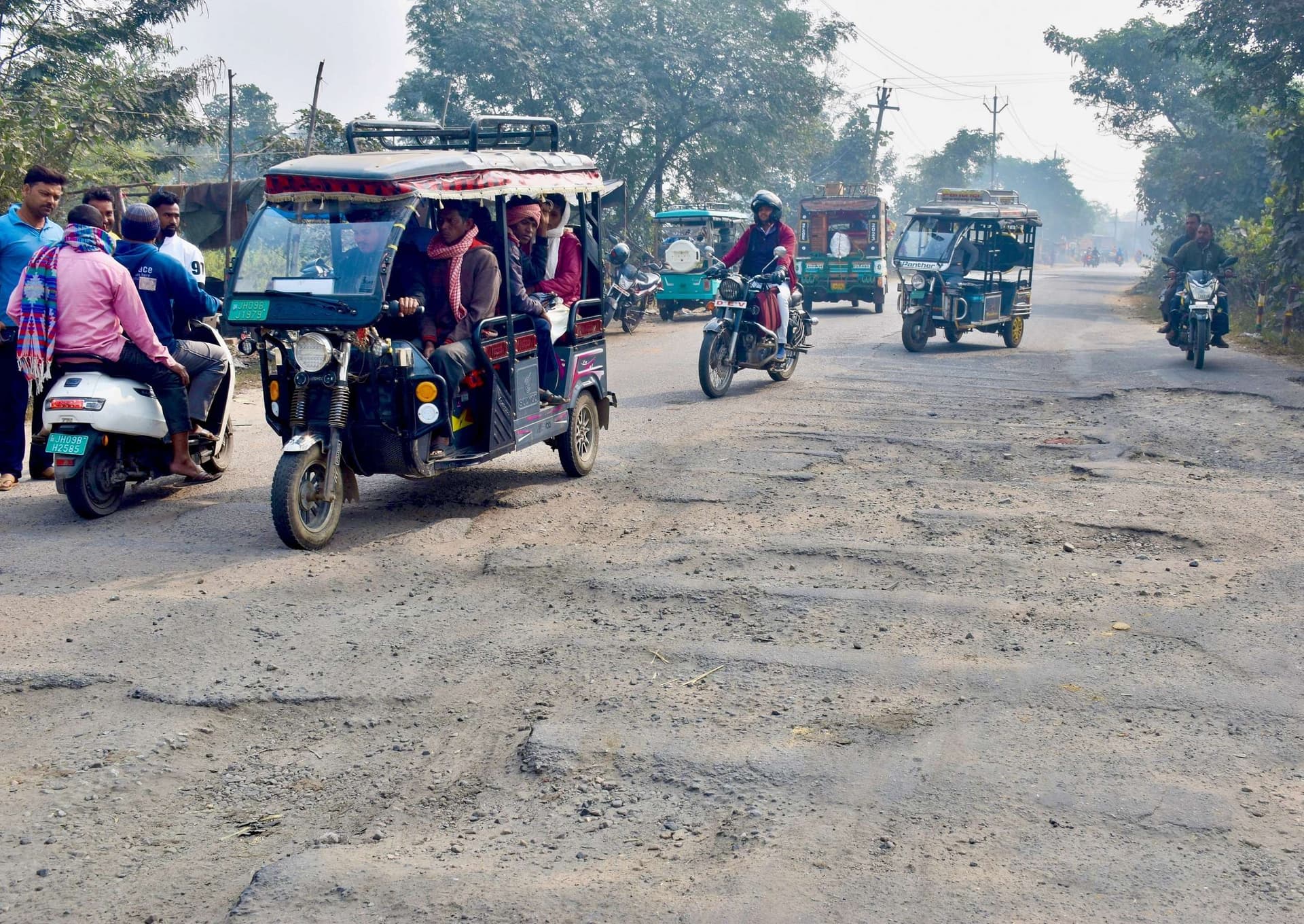 Bokaro News : चास-चंदनकियारी मुख्य पथ के इजरी नदी के पुल के पास सड़क पर बन गये हैं दर्जनों गड्ढे