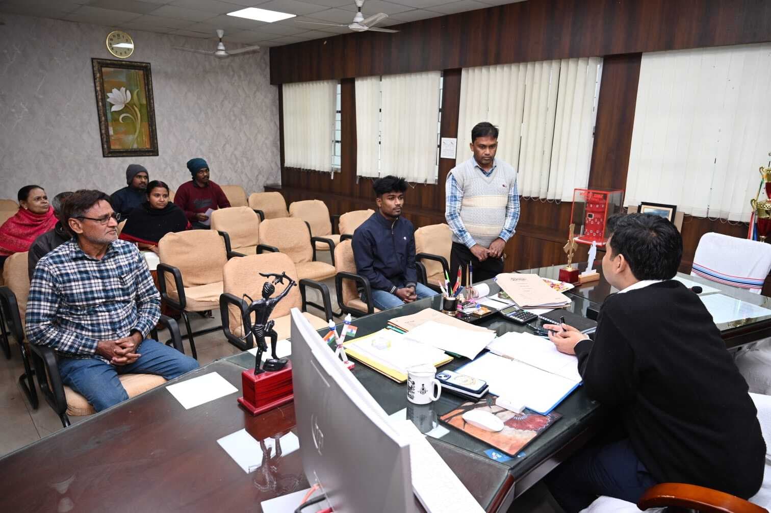 डीसी ने जनता दरबार में सुनी लोगों की समस्याएं