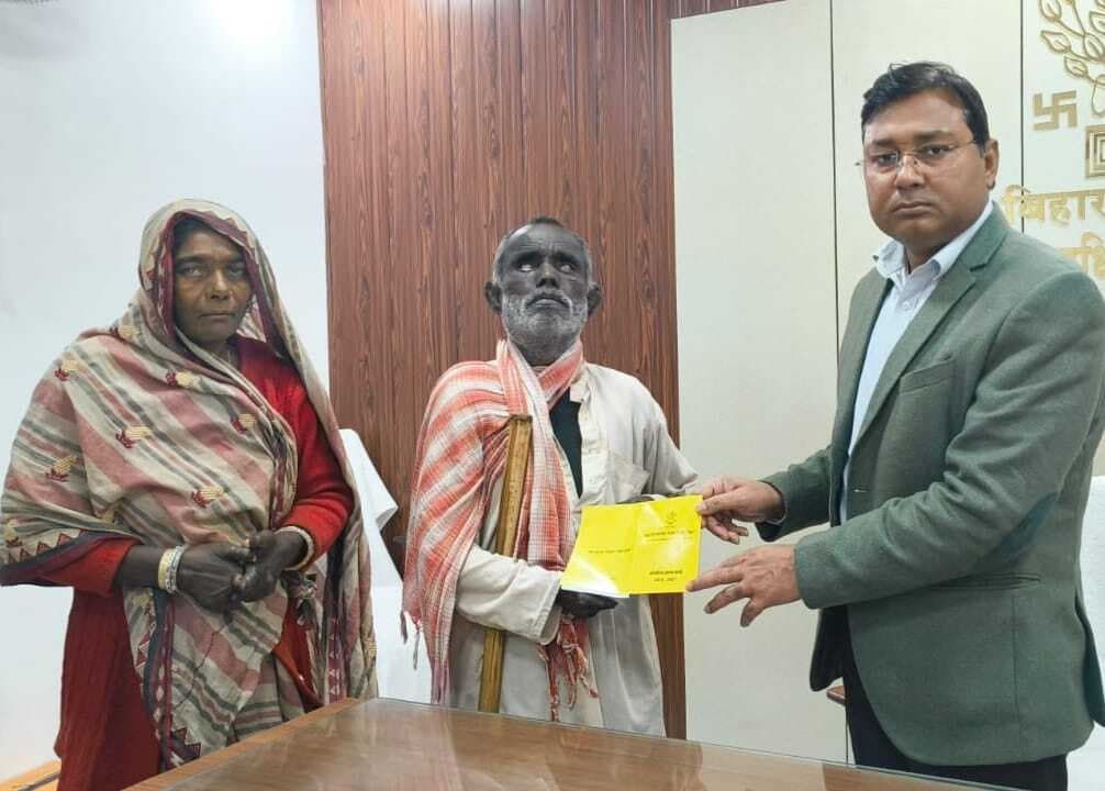 चिह्नित कुष्ठ पीड़ित लाभुकों को दिया गया राशनकार्ड का लाभ